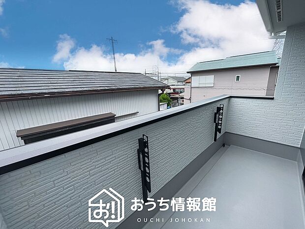 【バルコニー】奥行きが広く、洗濯物をゆったりと干せる十分な広さで、家族の洗濯も捗ります。