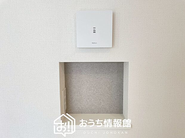 【TVモニター付インターホン】玄関の子機にカメラが付いており、来訪者の顔を確認できるため、音声だけの対応とは安心感が違います。
また、ハンズフリー通話で受話器を持つわずらわしさを解消できます。