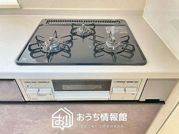 【ビルトインコンロ】フラットな構造で清掃性が高く、過熱防止センサー付3口タイプで日頃の家事も快適です。