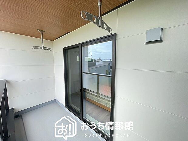 【バルコニー】奥行きが広く、洗濯物をゆったりと干せる十分な広さで、家族の洗濯も捗ります。