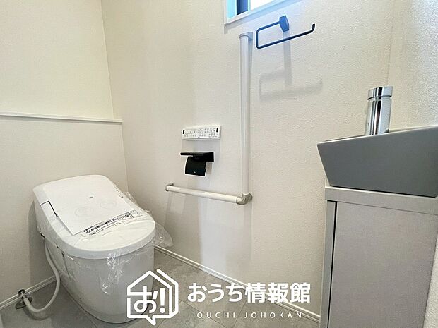 【トイレ】汚れてもサッとひと拭きでお手入れ簡単、エコ仕様の温水洗浄便座付きのトイレです。
バリアフリーにも配慮しています。