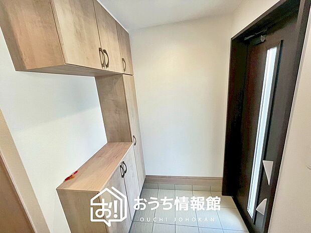 【現地写真(玄関)】玄関には、大型のシューズ収納を設置しています。