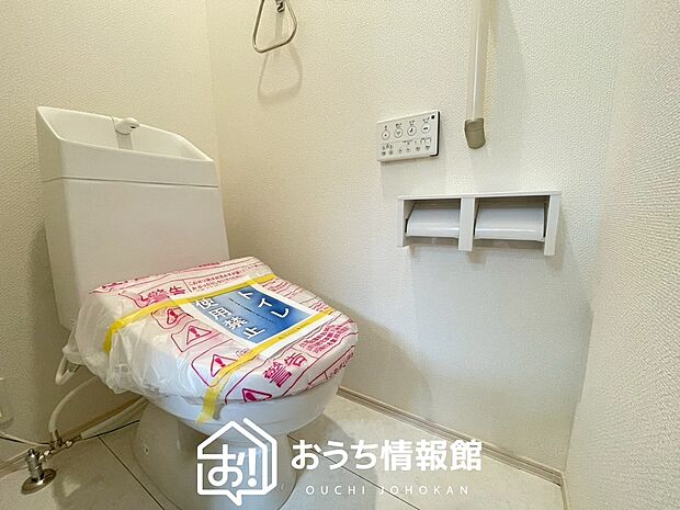 【トイレ】汚れてもサッとひと拭きでお手入れ簡単、エコ仕様の温水洗浄便座付きのトイレです。
バリアフリーにも配慮しています。