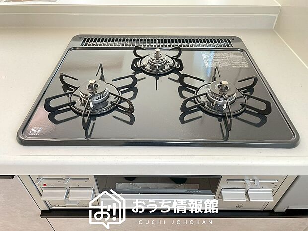 【ビルトインコンロ】フラットな構造で清掃性が高く、過熱防止センサー付3口タイプで日頃の家事も快適です。