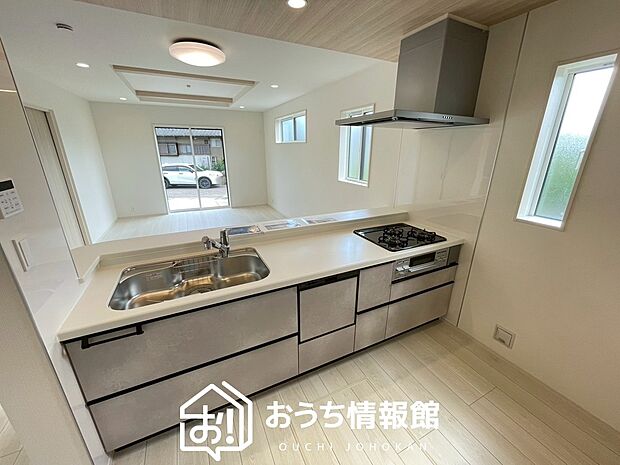 【現地写真(キッチン)】収納たっぷりのシステムキッチン、浄水器付水栓を標準装備しています。