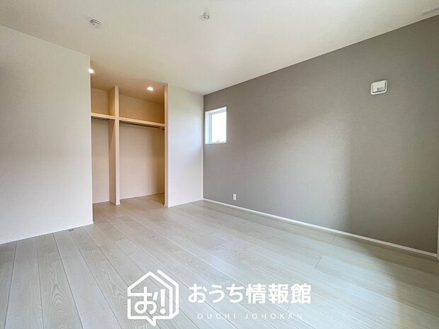 【現地写真(寝室)】木目の美しさを際立たせるシンプルデザインの建具を使用しています。
