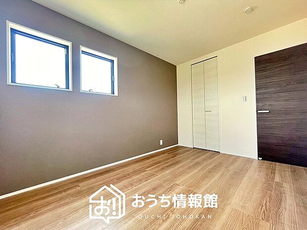 【現地写真(寝室)】木目の美しさを際立たせるシンプルデザインの建具を使用しています。