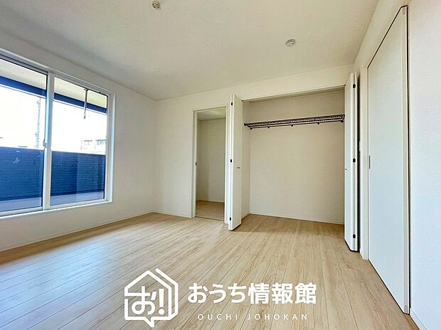 【現地写真(寝室)】木目の美しさを際立たせるシンプルデザインの建具を使用しています。