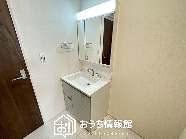 【洗面台・洗面所】鏡の両サイドは、必要なものを取出しやすく、大きな鏡面で朝の準備も快適。
使いやすいリフトアップ機能付きのシングルレバーシャワー水栓付です。