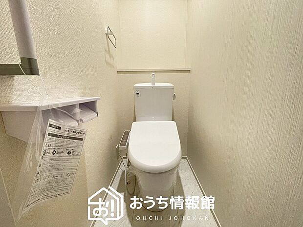 【トイレ】汚れてもサッとひと拭きでお手入れ簡単、エコ仕様の温水洗浄便座付きのトイレです。
バリアフリーにも配慮しています。