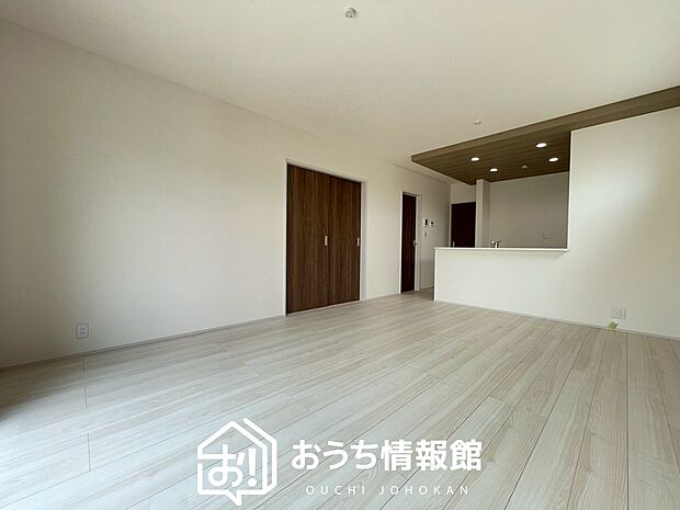 【現地写真(リビング)】フローリング材には、木目、色調など木材特有の風合いがあり、ナチュラルな美しさになっています。