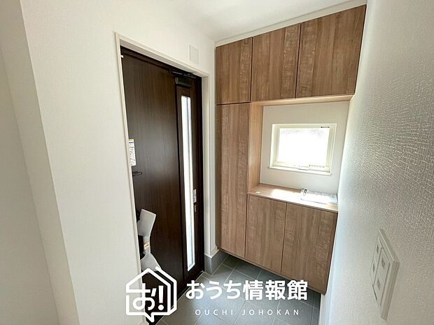 【現地写真(玄関)】玄関には、大型のシューズ収納を設置しています。