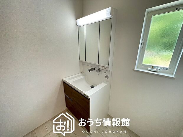 【洗面台・洗面所】鏡の両サイドは、必要なものを取出しやすく、大きな鏡面で朝の準備も快適。
使いやすいリフトアップ機能付きのシングルレバーシャワー水栓付です。