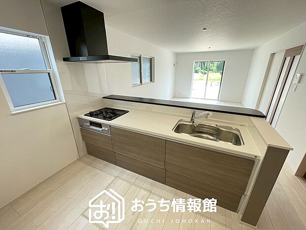 【現地写真(キッチン)】収納たっぷりのシステムキッチン、浄水器付水栓を標準装備しています。