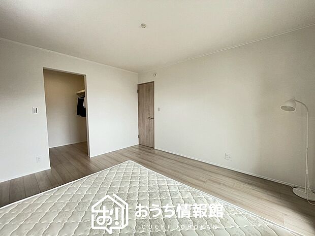 【現地写真(寝室)】木目の美しさを際立たせるシンプルデザインの建具を使用しています。