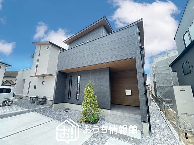 【現地写真(外観)【E号地】】軽くて火災に強い屋根材を採用し、地震時の建物への負担や揺れを軽減しています。