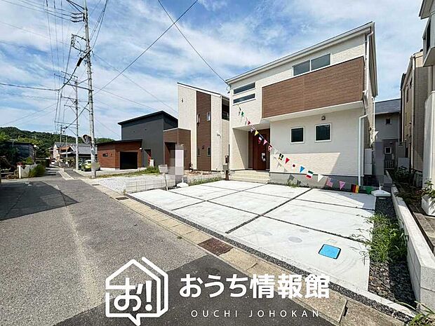【現地写真(前道含む外観)】軽くて火災に強い屋根材を採用し、地震時の建物への負担や揺れを軽減しています。