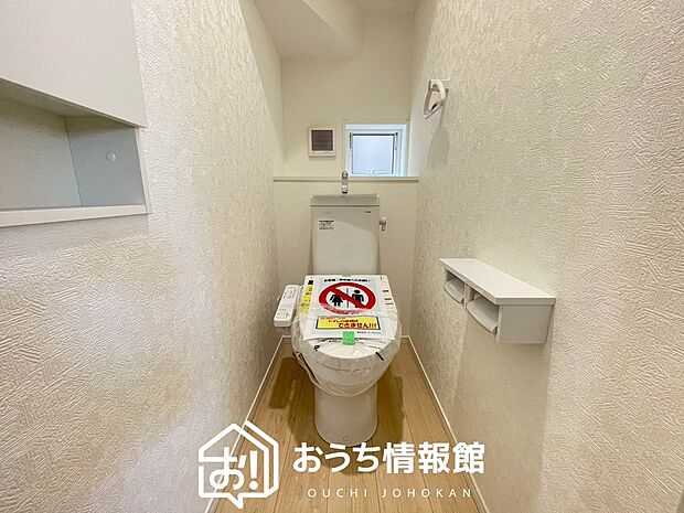 【トイレ】汚れてもサッとひと拭きでお手入れ簡単、エコ仕様の温水洗浄便座付きのトイレです。
バリアフリーにも配慮しています。