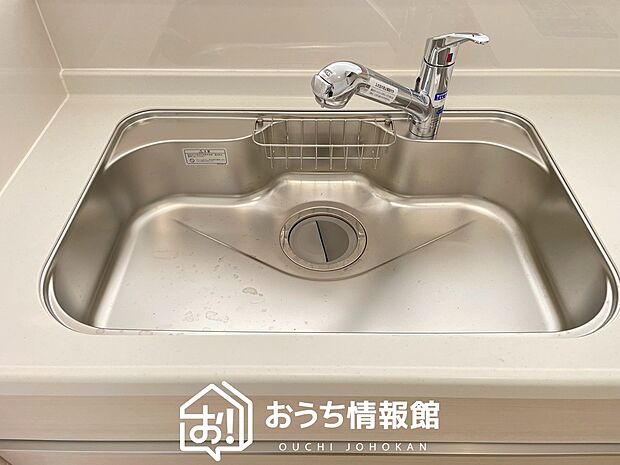 【浄水器内臓ハンドシャワー付シンク】広々とした凸型シンクに洗剤ポケットを標準装備。すっきり収納できます。
また、蛇口の先端に浄水器を内蔵しているため場所をとりません。