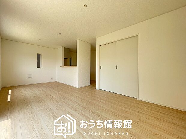【現地写真(リビング)】フローリング材には、木目、色調など木材特有の風合いがあり、ナチュラルな美しさになっています。
