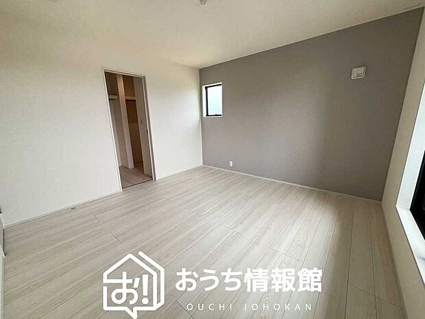 【現地写真(寝室)】木目の美しさを際立たせるシンプルデザインの建具を使用しています。