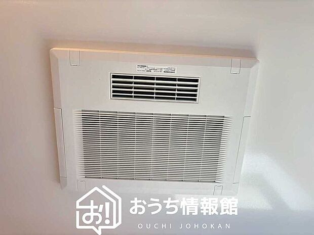 【電気式浴室暖房換気乾燥機】寒い冬場はあたたかく、暑い夏場は扇風機のような心地よさです。
雨の日は、浴室が衣類乾燥スペースになります。