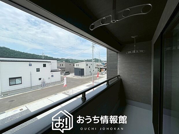【バルコニー】奥行きが広く、洗濯物をゆったりと干せる十分な広さで、家族の洗濯も捗ります。