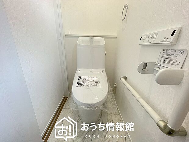 【トイレ】汚れてもサッとひと拭きでお手入れ簡単、エコ仕様の温水洗浄便座付きのトイレです。
バリアフリーにも配慮しています。