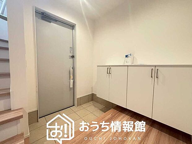 【現地写真(玄関)】玄関には、大型のシューズ収納を設置しています。