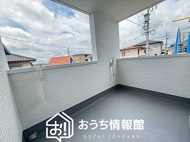 【バルコニー】奥行きが広く、洗濯物をゆったりと干せる十分な広さで、家族の洗濯も捗ります。