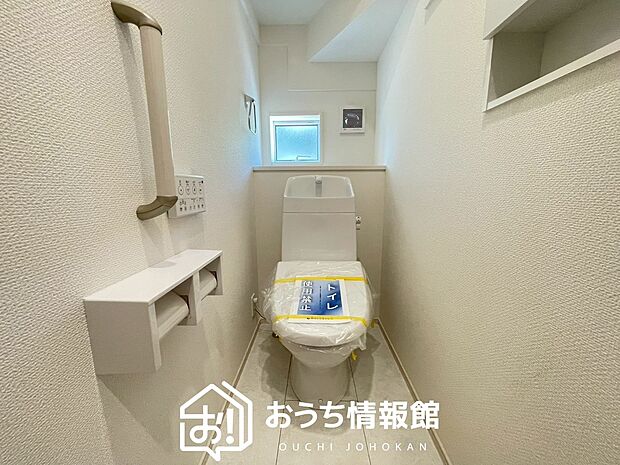 【トイレ】汚れてもサッとひと拭きでお手入れ簡単、エコ仕様の温水洗浄便座付きのトイレです。
バリアフリーにも配慮しています。