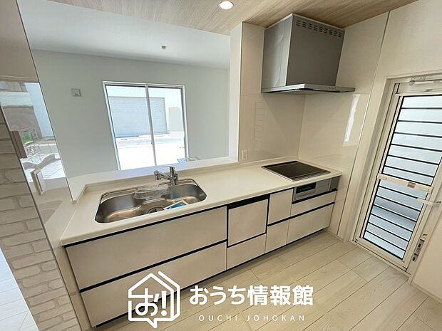 【現地写真(キッチン)】収納たっぷりのシステムキッチン、浄水器付水栓を標準装備しています。