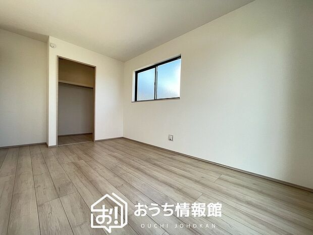 【現地写真(寝室)】木目の美しさを際立たせるシンプルデザインの建具を使用しています。