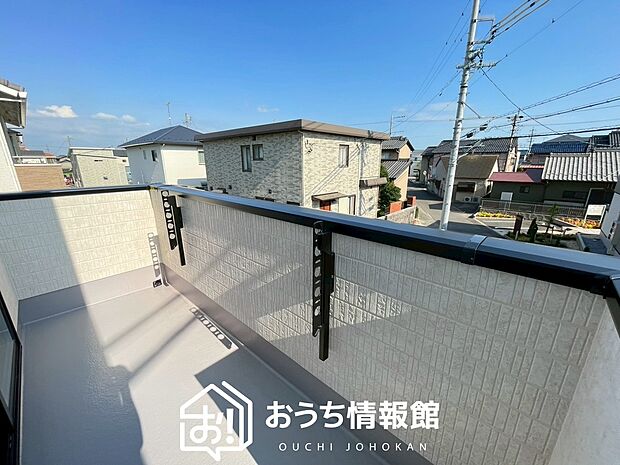 【バルコニー】奥行きが広く、洗濯物をゆったりと干せる十分な広さで、家族の洗濯も捗ります。