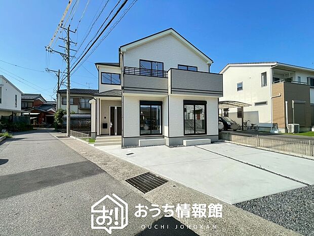 【現地写真(前道含む外観)】軽くて火災に強い屋根材を採用し、地震時の建物への負担や揺れを軽減しています。