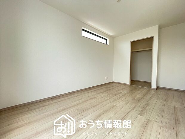 【現地写真(寝室)】木目の美しさを際立たせるシンプルデザインの建具を使用しています。