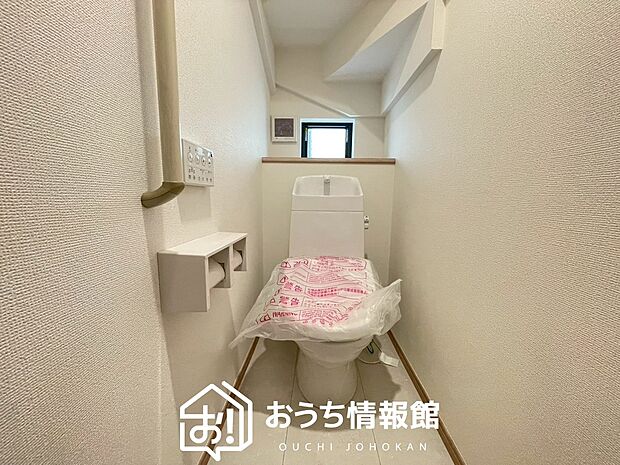 【トイレ】汚れてもサッとひと拭きでお手入れ簡単、エコ仕様の温水洗浄便座付きのトイレです。
バリアフリーにも配慮しています。
