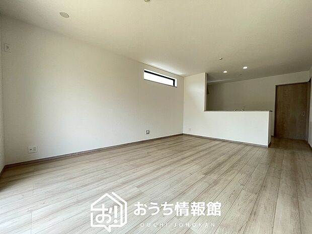 【現地写真(リビング)】フローリング材には、木目、色調など木材特有の風合いがあり、ナチュラルな美しさになっています。