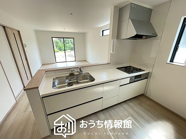 【現地写真(キッチン)】収納たっぷりのシステムキッチン、浄水器付水栓を標準装備しています。