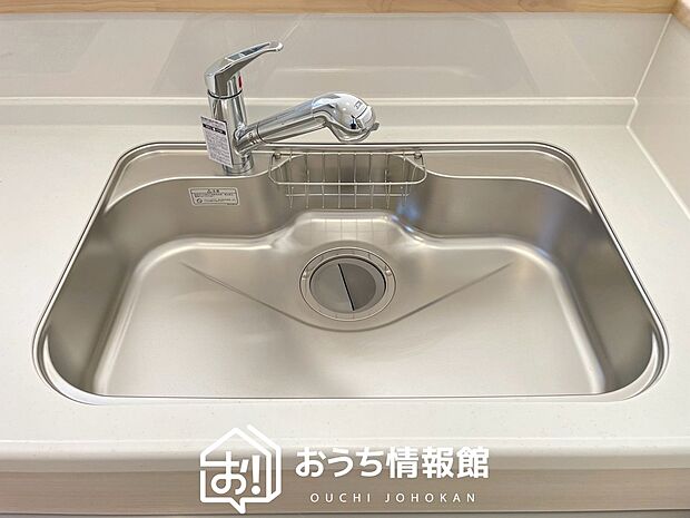 【浄水器内臓ハンドシャワー付シンク】広々とした凸型シンクに洗剤ポケットを標準装備。すっきり収納できます。
また、蛇口の先端に浄水器を内蔵しているため場所をとりません。