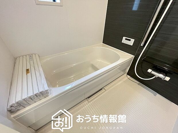 【現地写真(浴室)】浴室暖房乾燥機付き。1坪タイプで広々です。