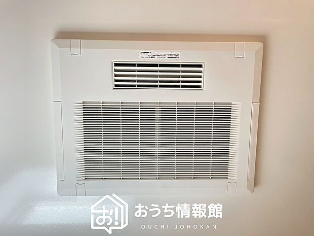 【電気式浴室暖房換気乾燥機】寒い冬場はあたたかく、暑い夏場は扇風機のような心地よさです。
雨の日は、浴室が衣類乾燥スペースになります。