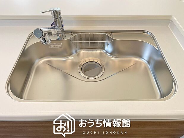 【浄水器内臓型ハンドシャワー付シンク】傷や汚れが付きにくい静音仕様の全面エンボス加工シンク。
また、蛇口の先端に浄水器を内蔵。浄水シャワーが使える毎分4リットルのたっぷり浄水。