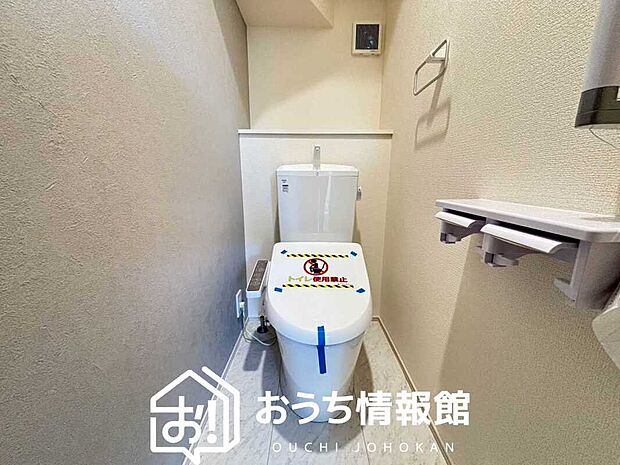 【トイレ】汚れてもサッとひと拭きでお手入れ簡単、エコ仕様の温水洗浄便座付きのトイレです。
バリアフリーにも配慮しています。