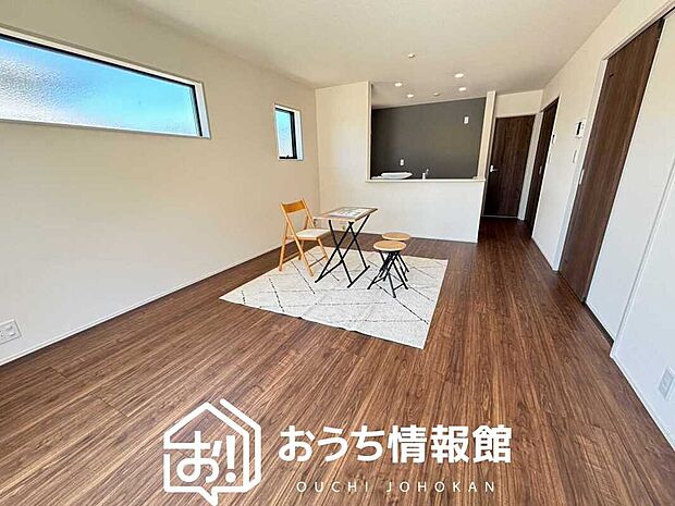 【現地写真(リビング)】フローリング材には、木目、色調など木材特有の風合いがあり、ナチュラルな美しさになっています。