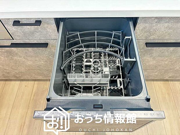 【食器洗い乾燥機】食後の時間にゆとりを与えてくれる食器洗い乾燥機。
操作ボタンも上面にあるので、腰をかがめずに操作ができラクラクです。