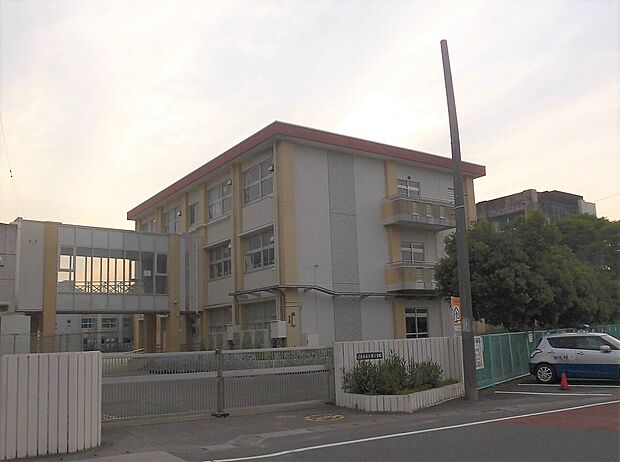 岐阜市立三里小学校(約1,000m)