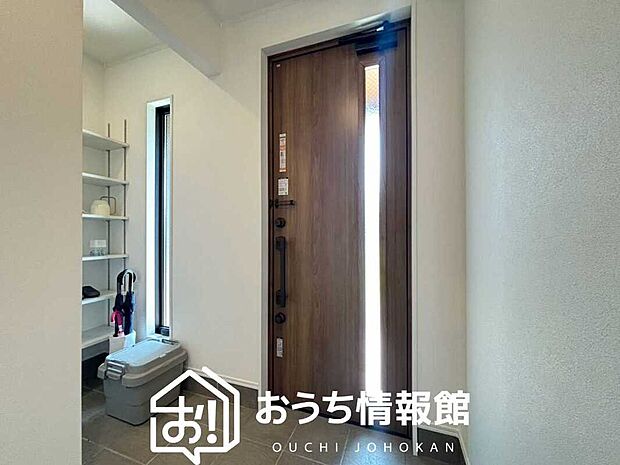 【現地写真（玄関）】玄関には、大型のシューズ収納を設置しています。