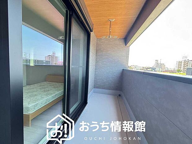 【バルコニー】奥行きが広く、洗濯物をゆったりと干せる十分な広さで、家族の洗濯も捗ります。