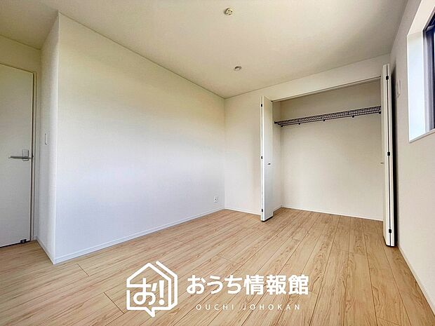【現地写真(寝室)】木目の美しさを際立たせるシンプルデザインの建具を使用しています。